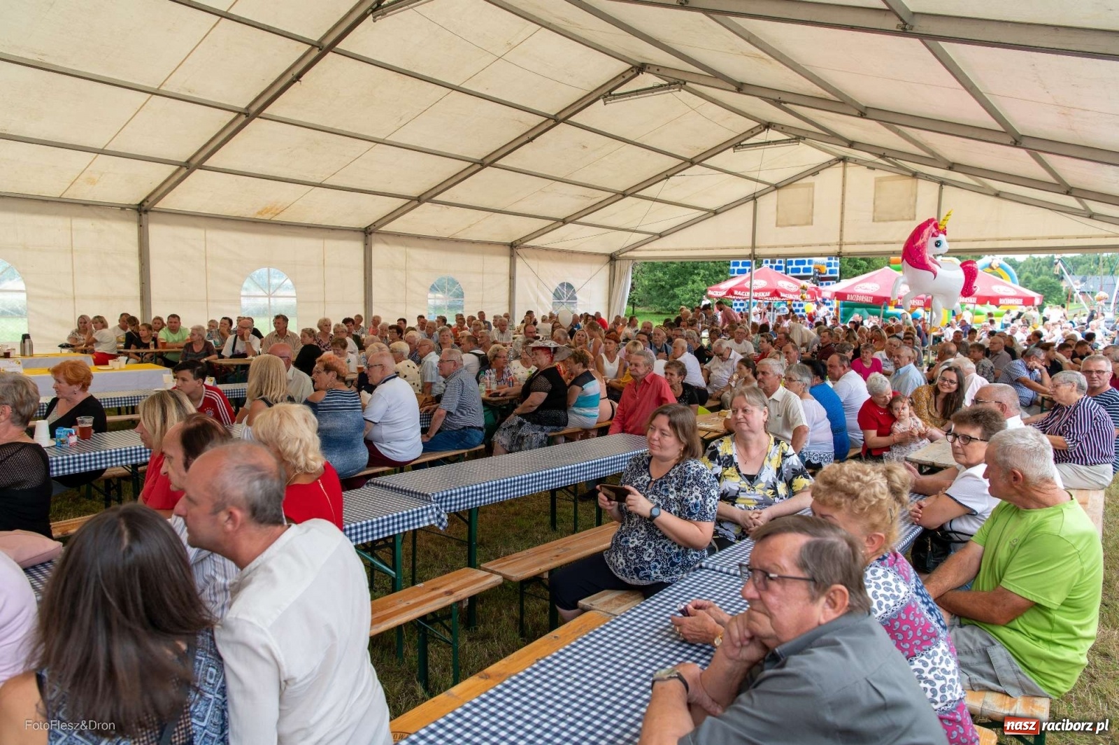 Zdjęcie w galerii na portalu naszraciborz.pl: Przez Raszczyce przeszedł barwny korowód wiadomości z regionu