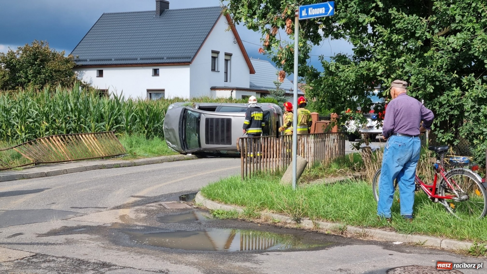 Zdjęcie w galerii na portalu naszraciborz.pl: Mercedes dachował w Markowicach. Ulewa nad miastem [FOTO] wiadomości z regionu
