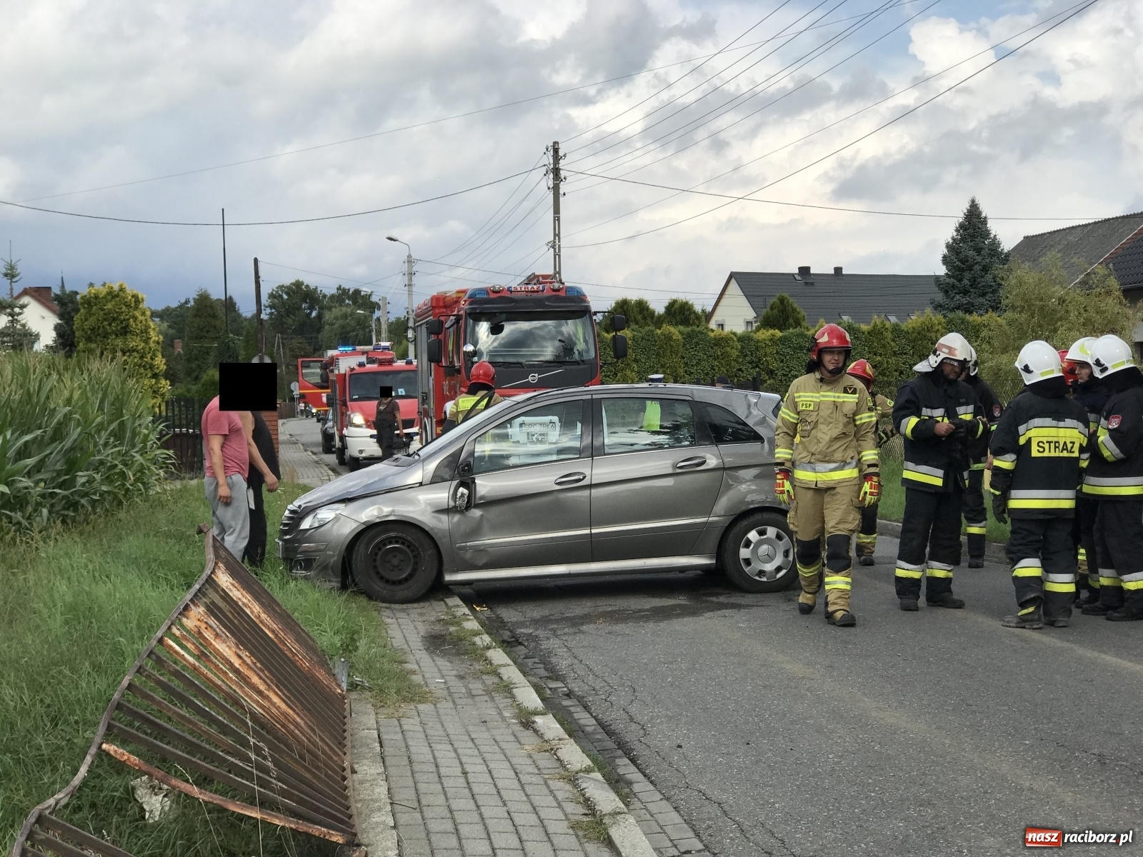 Zdjęcie w galerii na portalu naszraciborz.pl: Mercedes dachował w Markowicach. Ulewa nad miastem [FOTO] wiadomości z regionu
