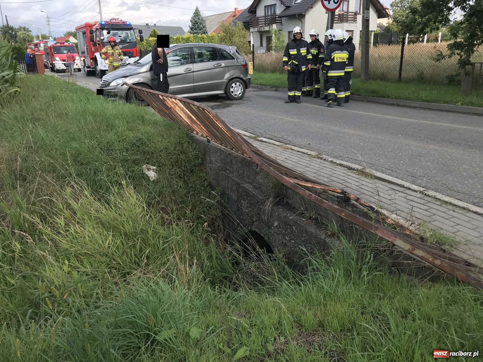 Zdjęcie w galerii na portalu naszraciborz.pl: Mercedes dachował w Markowicach. Ulewa nad miastem [FOTO] wiadomości z regionu