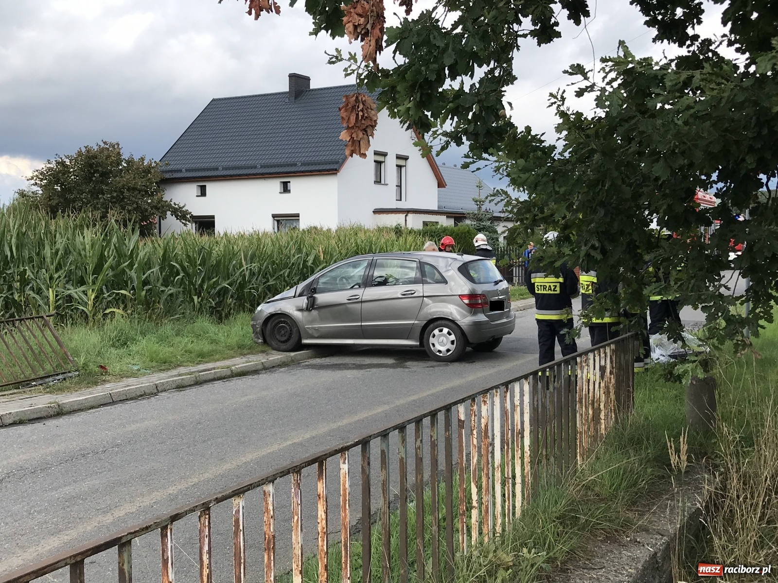 Zdjęcie w galerii na portalu naszraciborz.pl: Mercedes dachował w Markowicach. Ulewa nad miastem [FOTO] wiadomości z regionu
