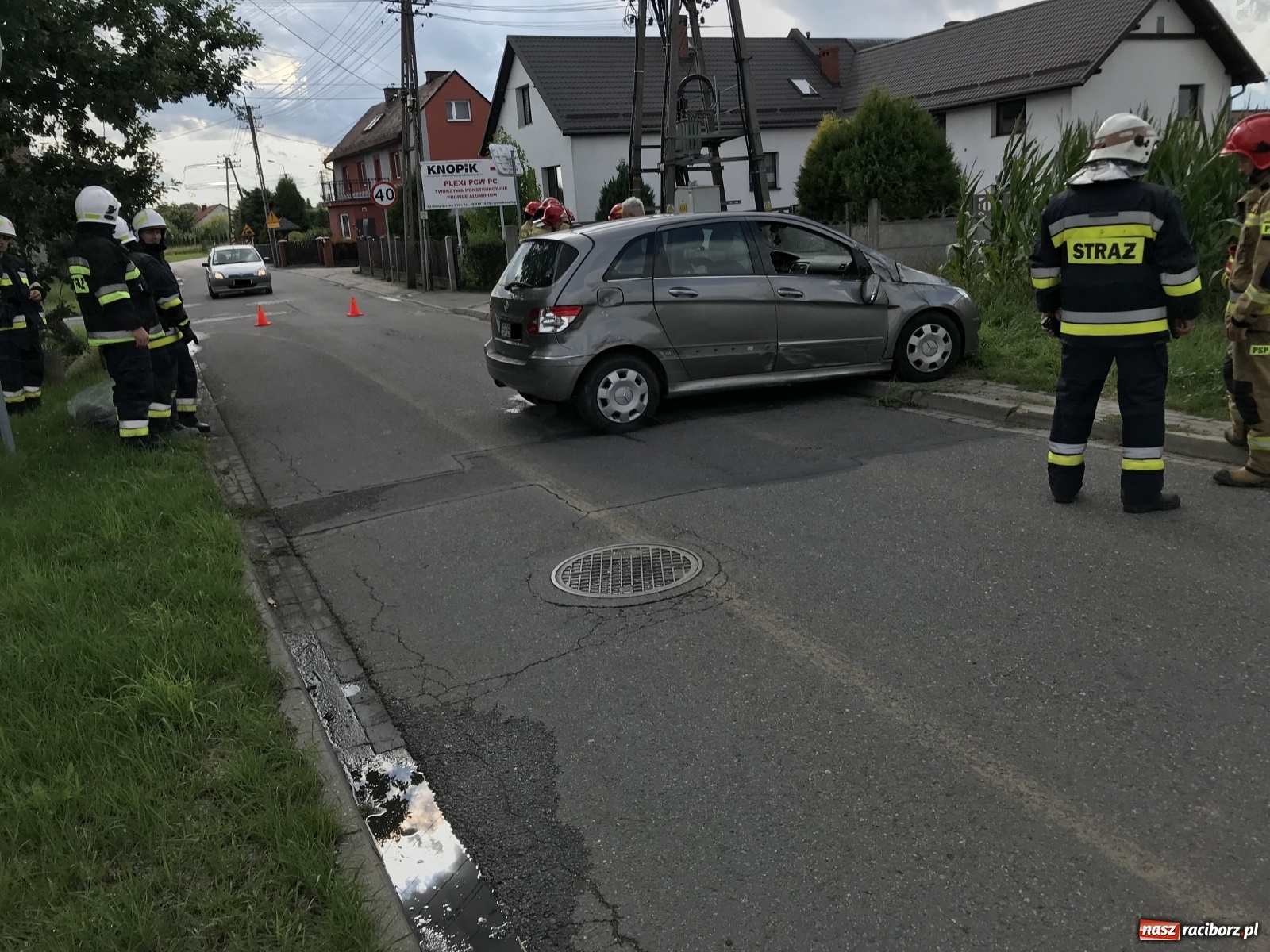 Zdjęcie w galerii na portalu naszraciborz.pl: Mercedes dachował w Markowicach. Ulewa nad miastem [FOTO] wiadomości z regionu