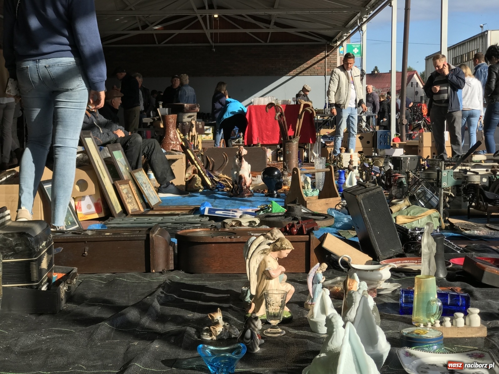 Zdjęcie w galerii na portalu naszraciborz.pl: Targ w Pietrowicach Wielkich. Coraz więcej sprzedających, coraz więcej nowizny wiadomości z regionu