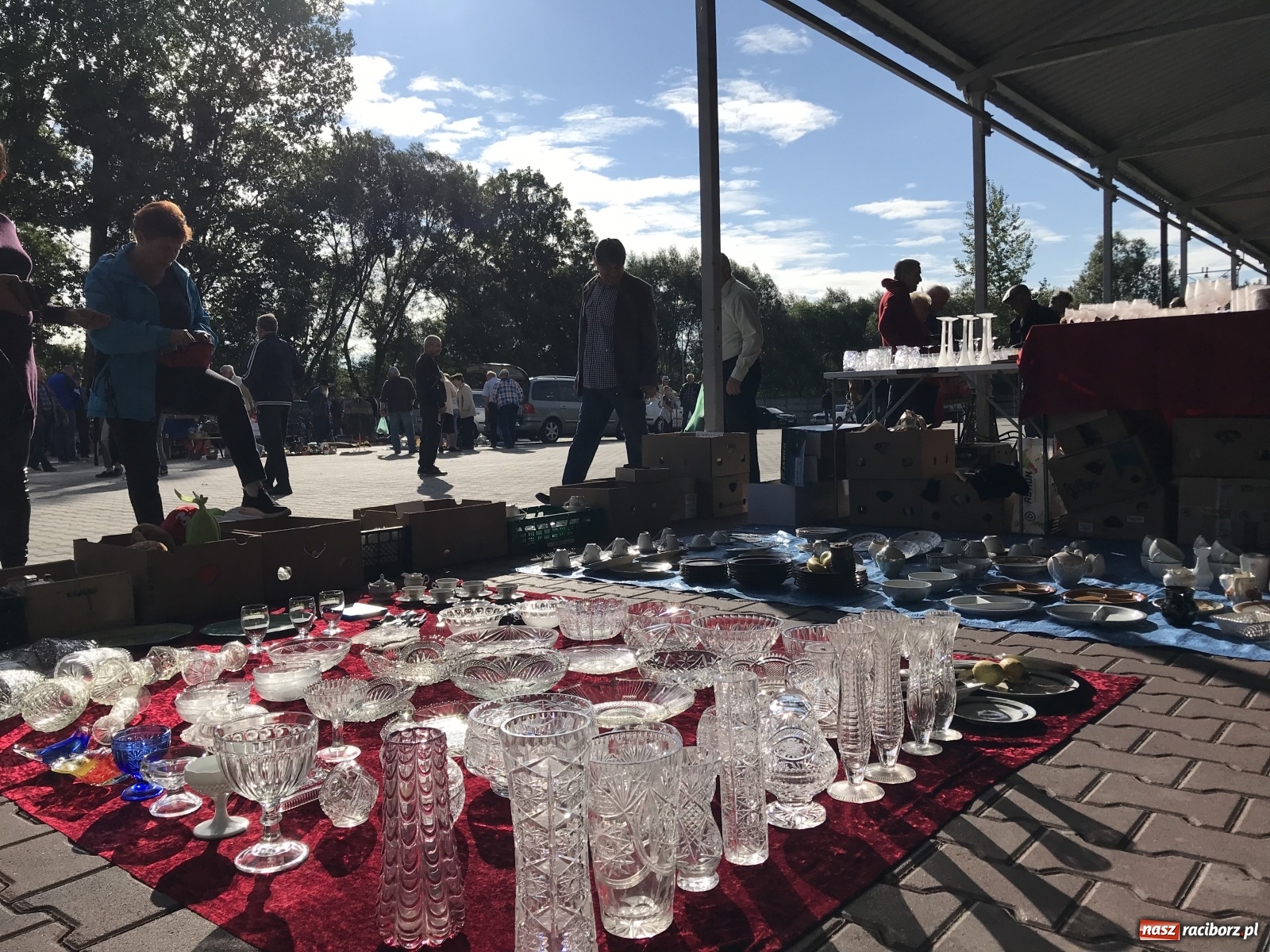 Zdjęcie w galerii na portalu naszraciborz.pl: Targ w Pietrowicach Wielkich. Coraz więcej sprzedających, coraz więcej nowizny wiadomości z regionu