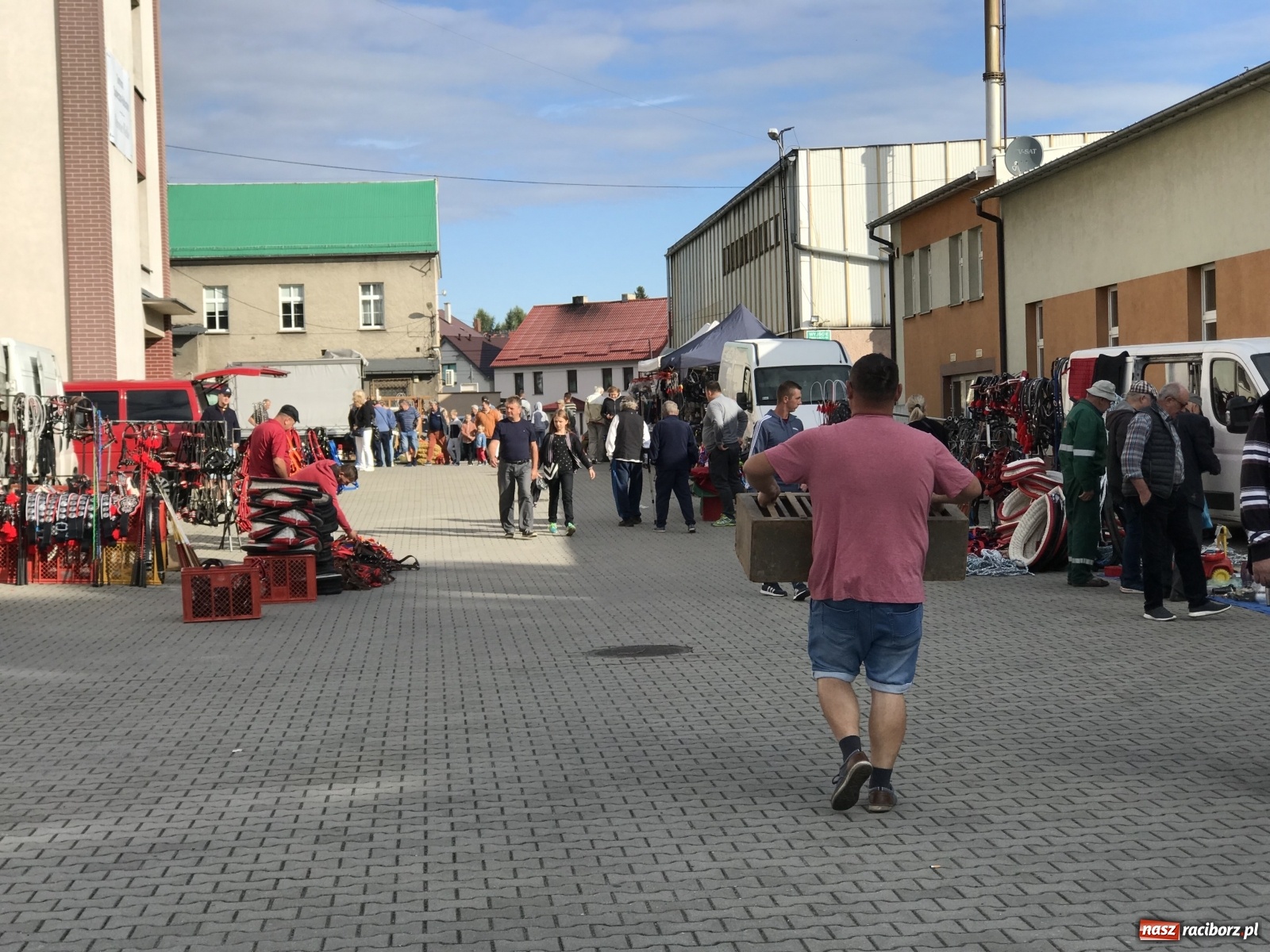 Zdjęcie w galerii na portalu naszraciborz.pl: Targ w Pietrowicach Wielkich. Coraz więcej sprzedających, coraz więcej nowizny wiadomości z regionu