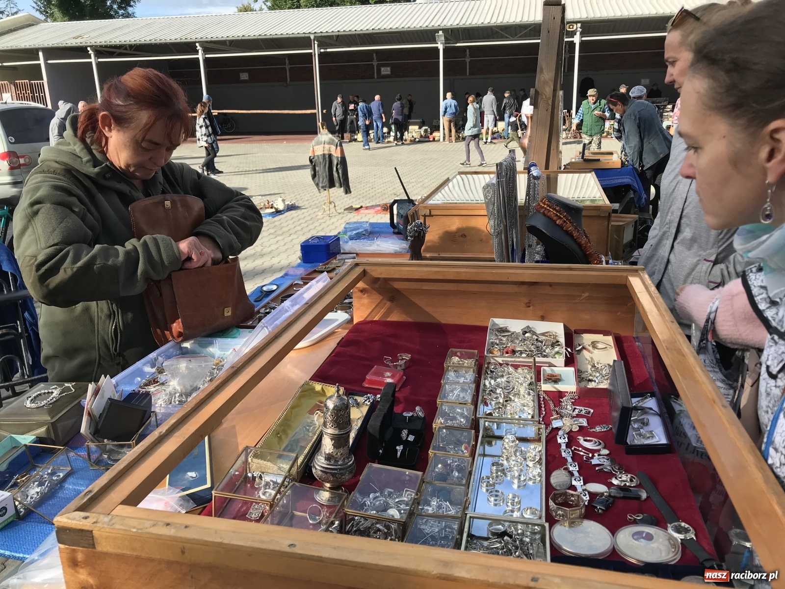 Zdjęcie w galerii na portalu naszraciborz.pl: Targ w Pietrowicach Wielkich. Coraz więcej sprzedających, coraz więcej nowizny wiadomości z regionu