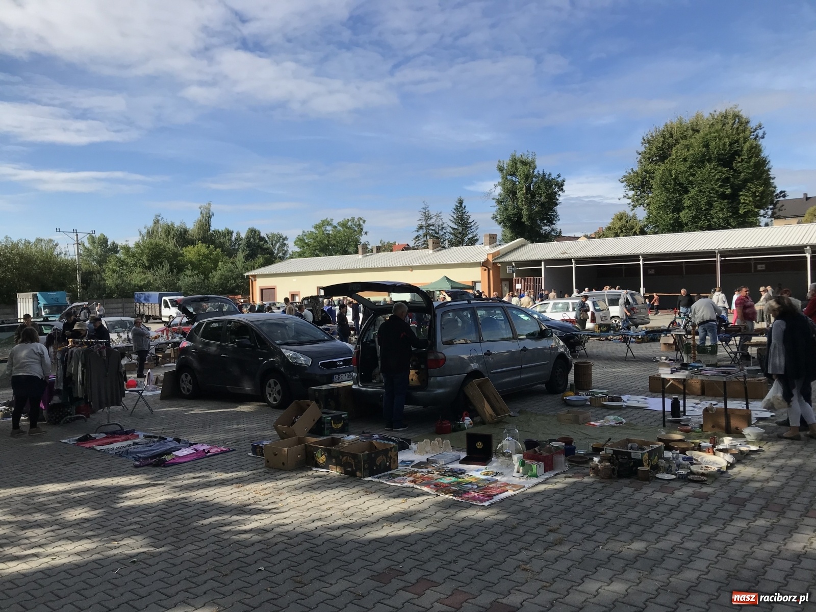 Zdjęcie w galerii na portalu naszraciborz.pl: Targ w Pietrowicach Wielkich. Coraz więcej sprzedających, coraz więcej nowizny wiadomości z regionu