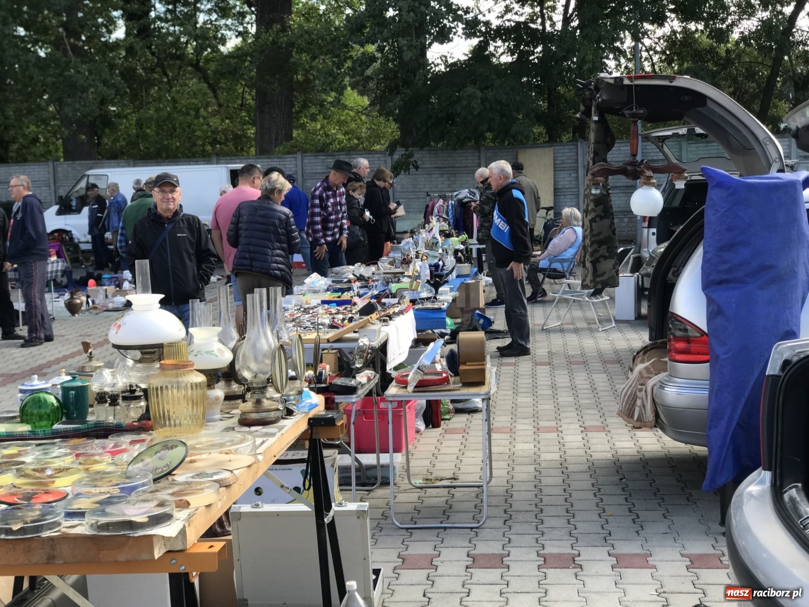 Zdjęcie w galerii na portalu naszraciborz.pl: Targ w Pietrowicach Wielkich. Coraz więcej sprzedających, coraz więcej nowizny wiadomości z regionu