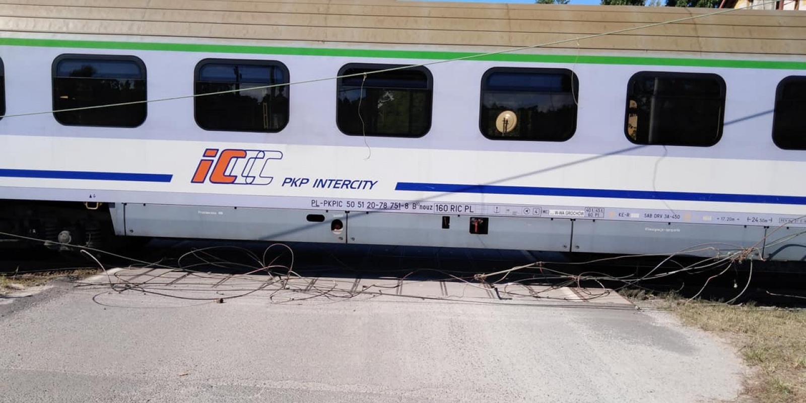 Zdjęcie w galerii na portalu naszraciborz.pl: Zerwana trakcja na linii kolejowej z Raciborza do Opola wiadomości z regionu