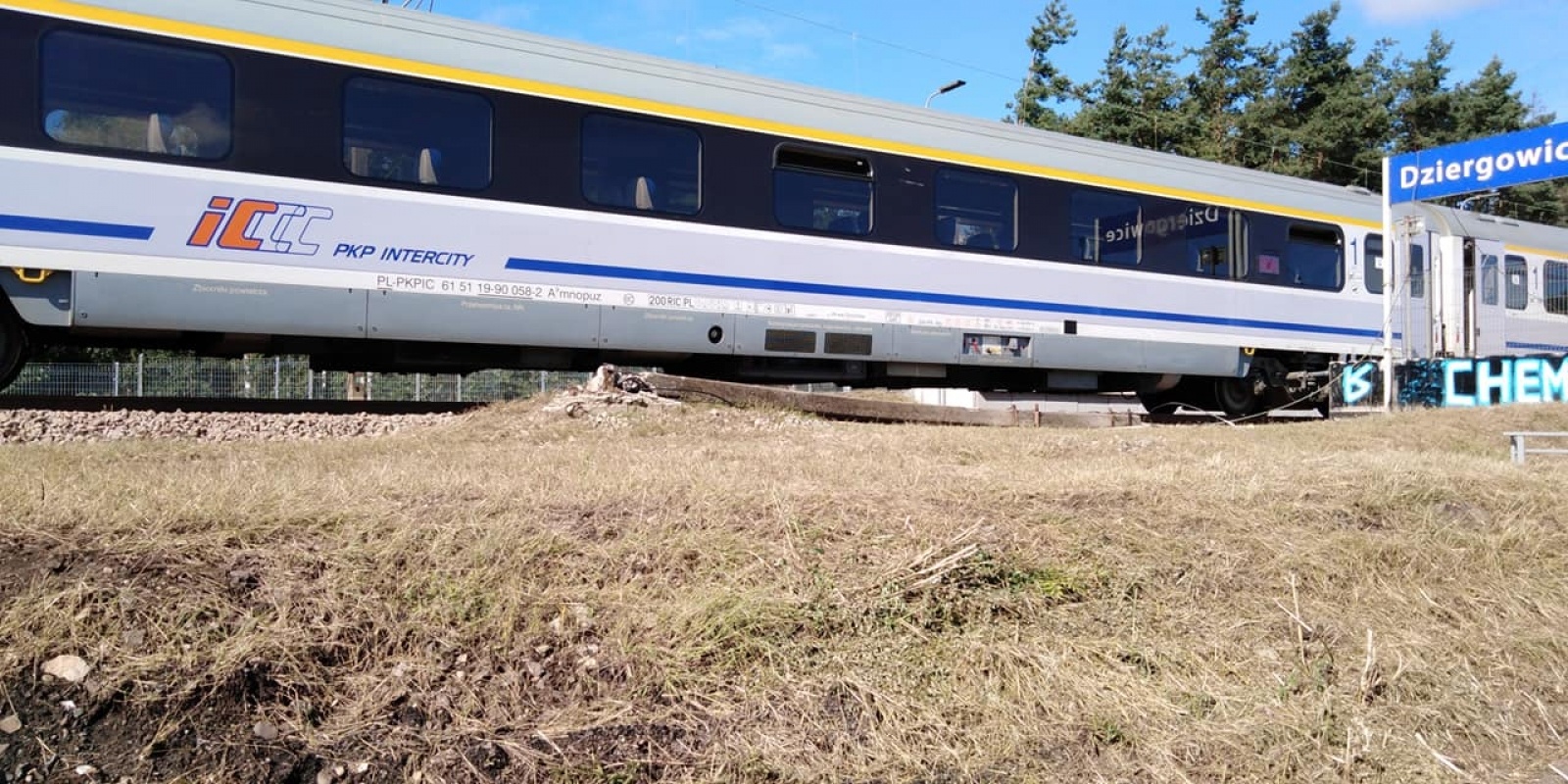 Zdjęcie w galerii na portalu naszraciborz.pl: Zerwana trakcja na linii kolejowej z Raciborza do Opola wiadomości z regionu