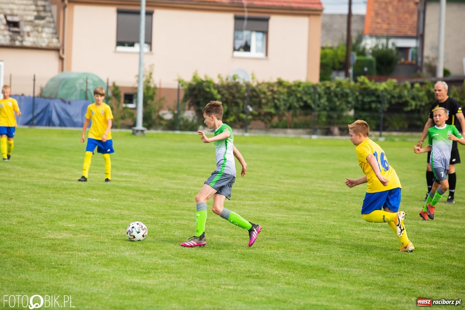 Zdjęcie w galerii na portalu naszraciborz.pl: Piłkarska rywalizacja w turnieju im. Zbigniewa Oszka [FOTO] wiadomości z regionu