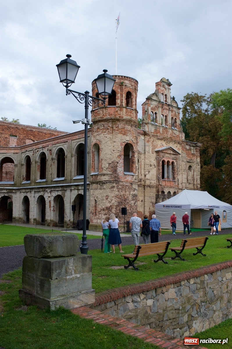 Zdjęcie w galerii na portalu naszraciborz.pl: Tworkowski piknik przy zamku zakończony fire show [FOTO] wiadomości z regionu