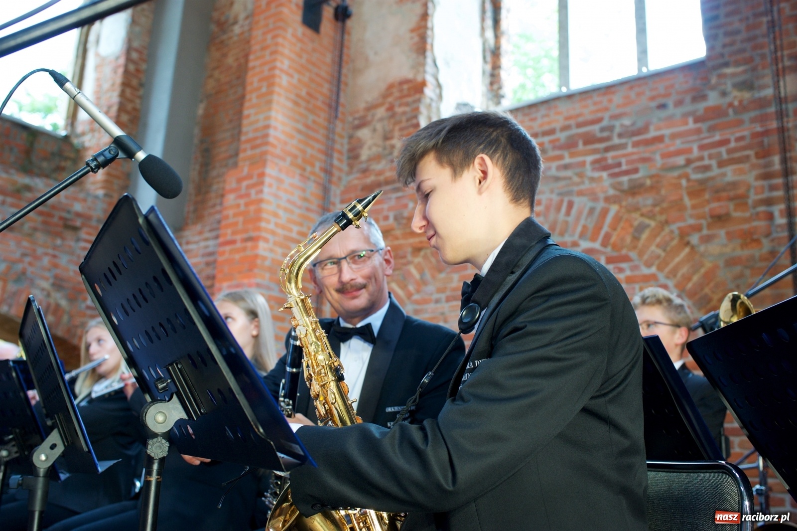 Zdjęcie w galerii na portalu naszraciborz.pl: Tworkowski piknik przy zamku zakończony fire show [FOTO] wiadomości z regionu