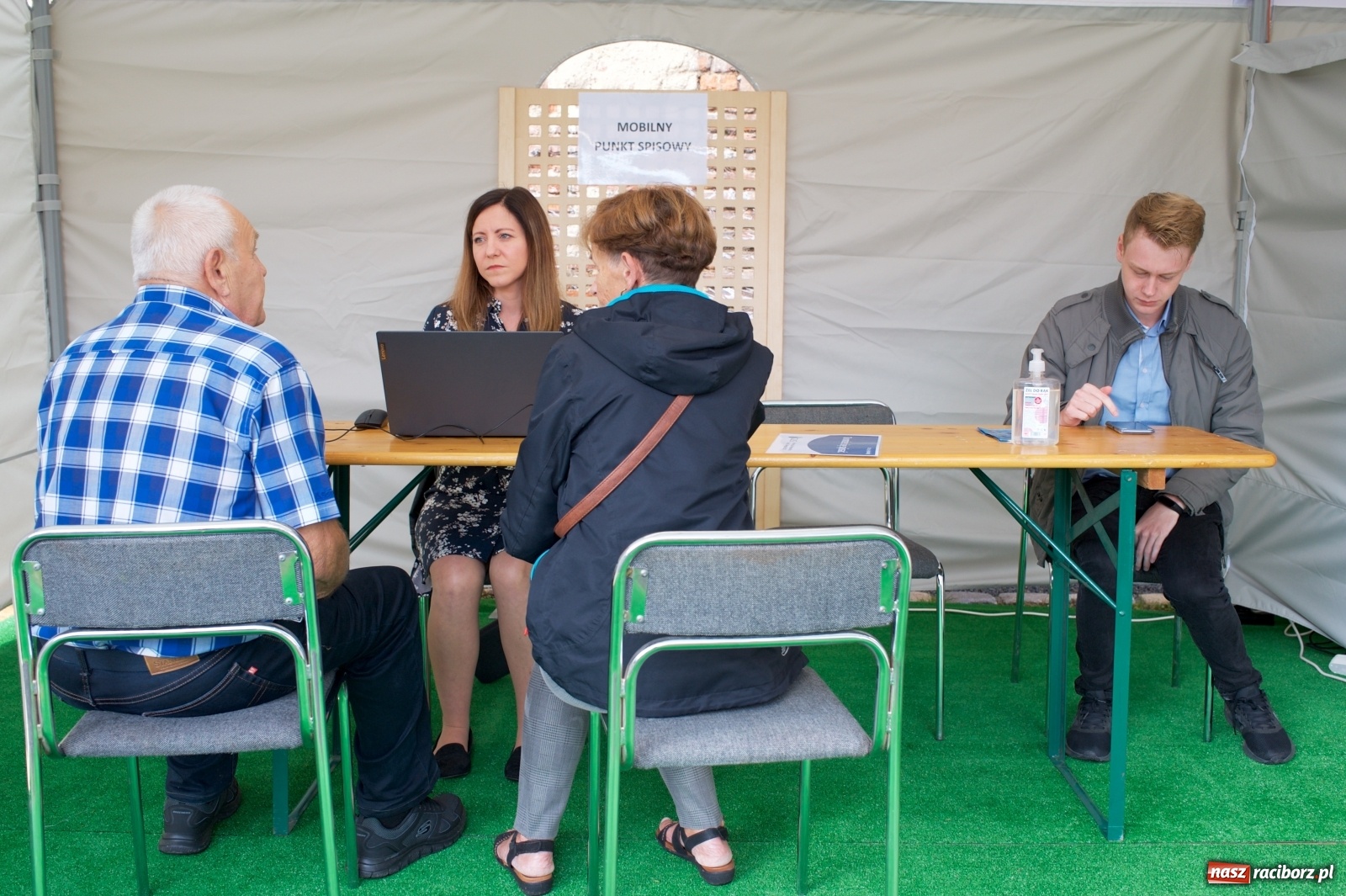 Zdjęcie w galerii na portalu naszraciborz.pl: Tworkowski piknik przy zamku zakończony fire show [FOTO] wiadomości z regionu