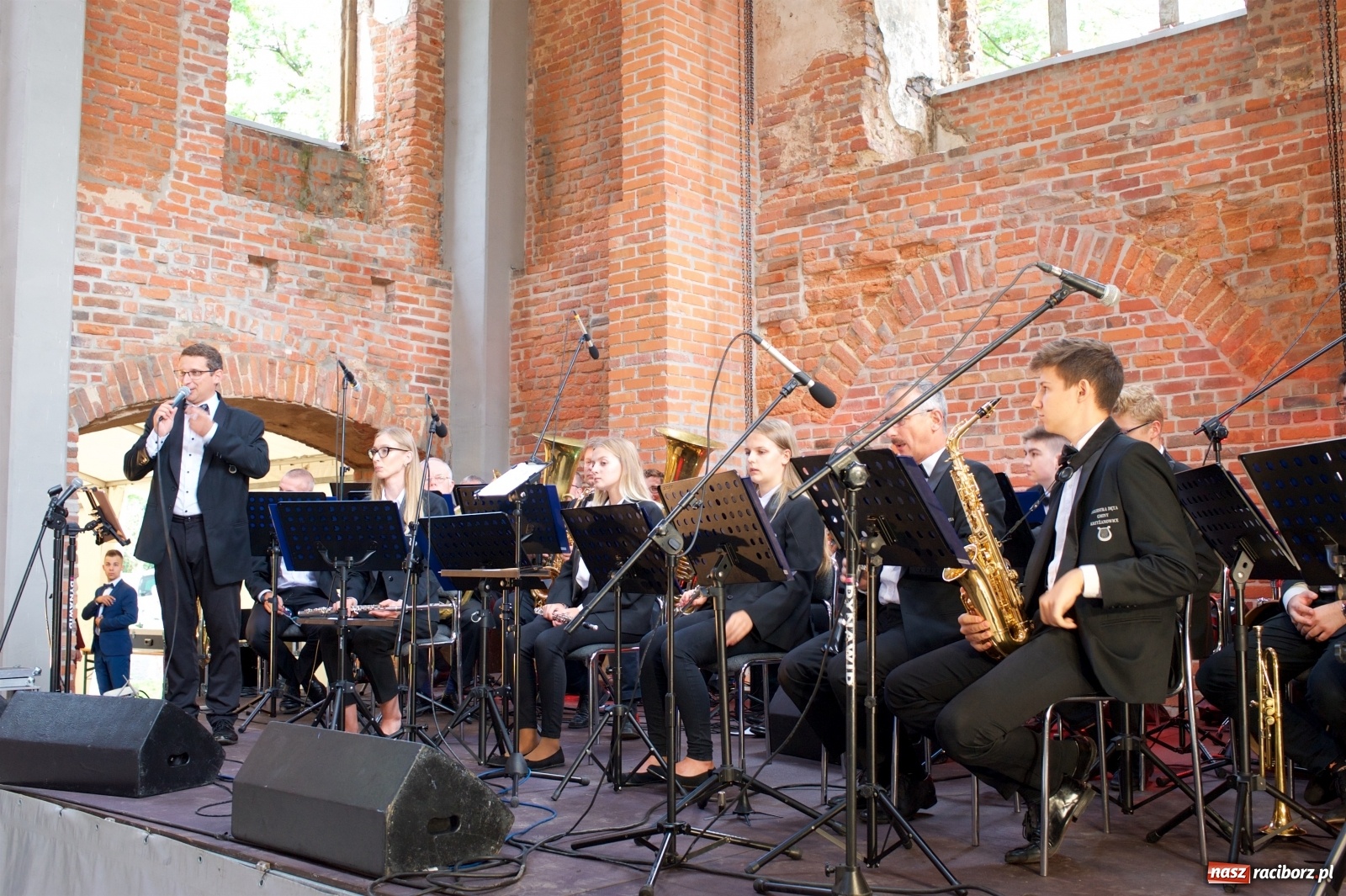 Zdjęcie w galerii na portalu naszraciborz.pl: Tworkowski piknik przy zamku zakończony fire show [FOTO] wiadomości z regionu