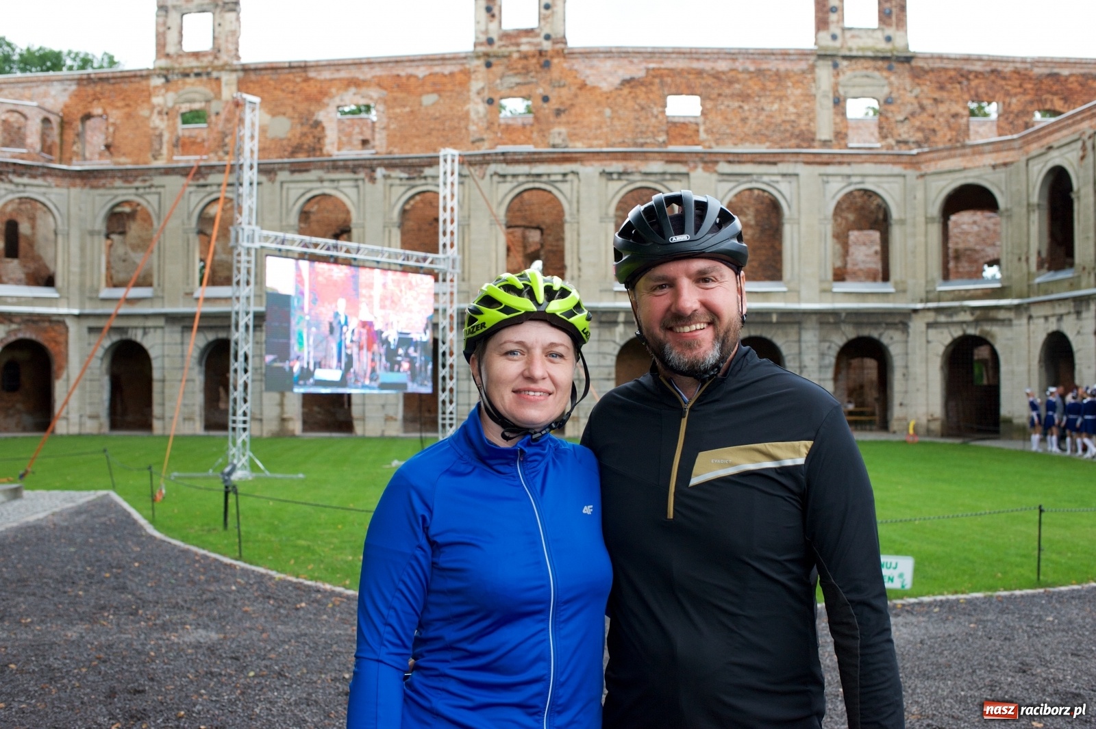 Zdjęcie w galerii na portalu naszraciborz.pl: Tworkowski piknik przy zamku zakończony fire show [FOTO] wiadomości z regionu
