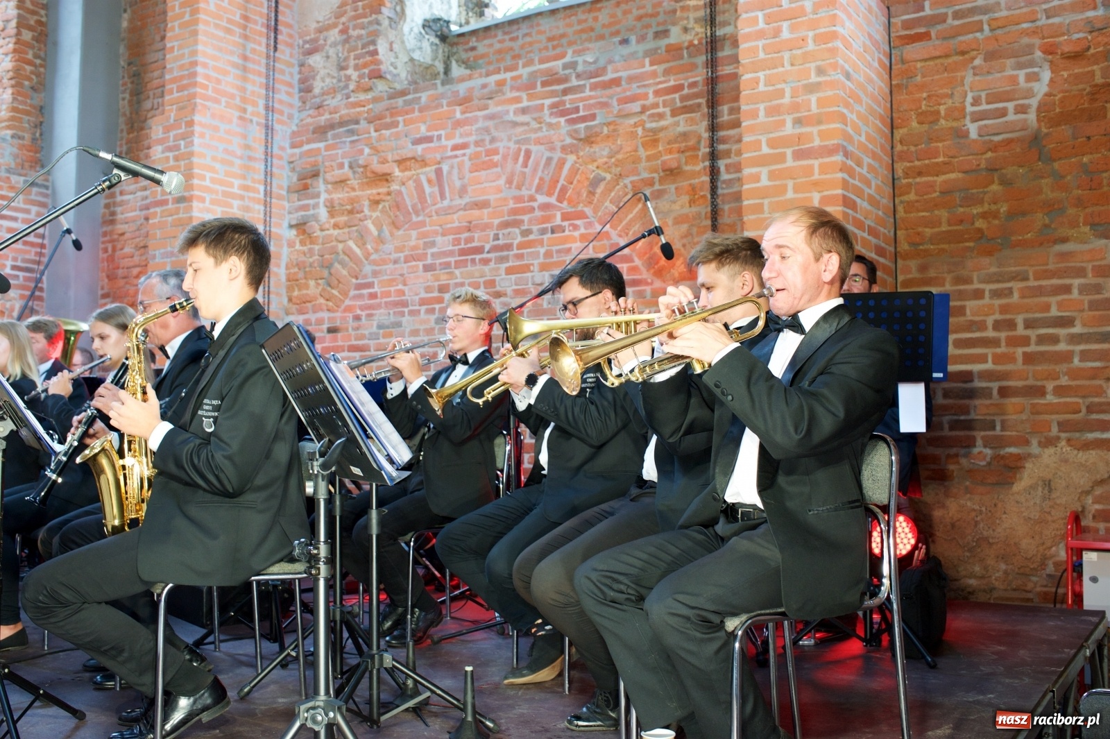 Zdjęcie w galerii na portalu naszraciborz.pl: Tworkowski piknik przy zamku zakończony fire show [FOTO] wiadomości z regionu