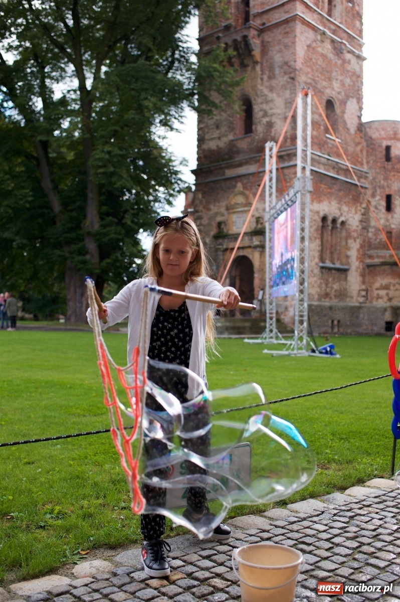 Zdjęcie w galerii na portalu naszraciborz.pl: Tworkowski piknik przy zamku zakończony fire show [FOTO] wiadomości z regionu