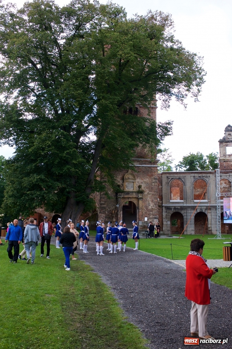 Zdjęcie w galerii na portalu naszraciborz.pl: Tworkowski piknik przy zamku zakończony fire show [FOTO] wiadomości z regionu
