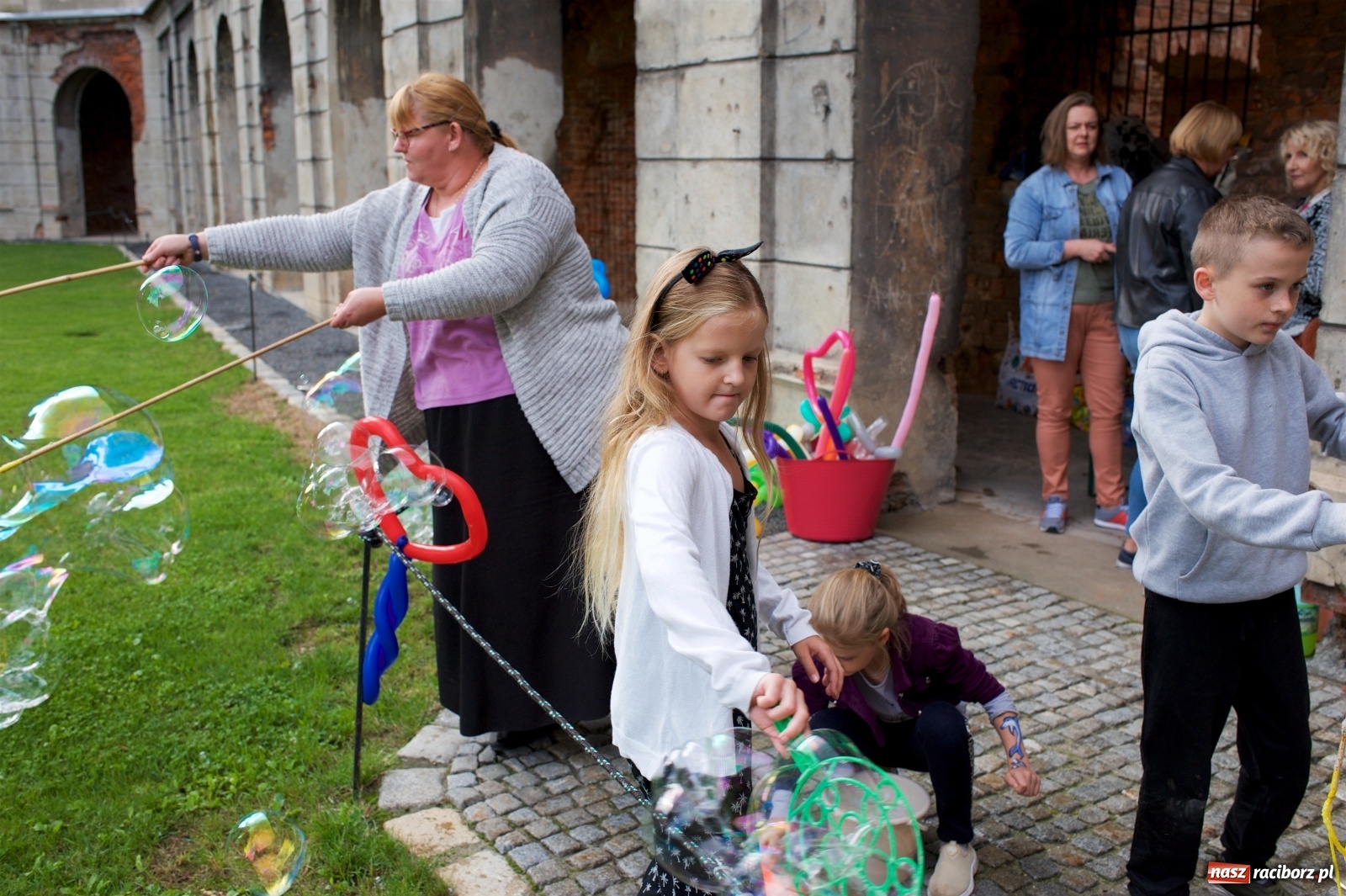 Zdjęcie w galerii na portalu naszraciborz.pl: Tworkowski piknik przy zamku zakończony fire show [FOTO] wiadomości z regionu