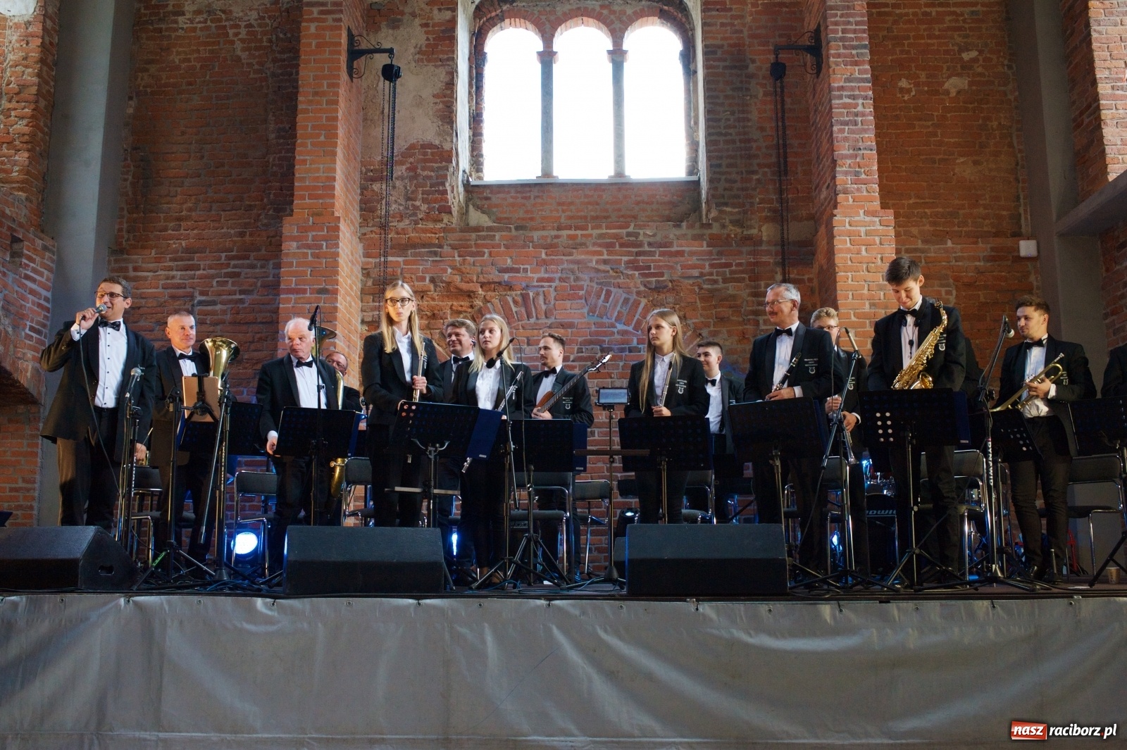 Zdjęcie w galerii na portalu naszraciborz.pl: Tworkowski piknik przy zamku zakończony fire show [FOTO] wiadomości z regionu