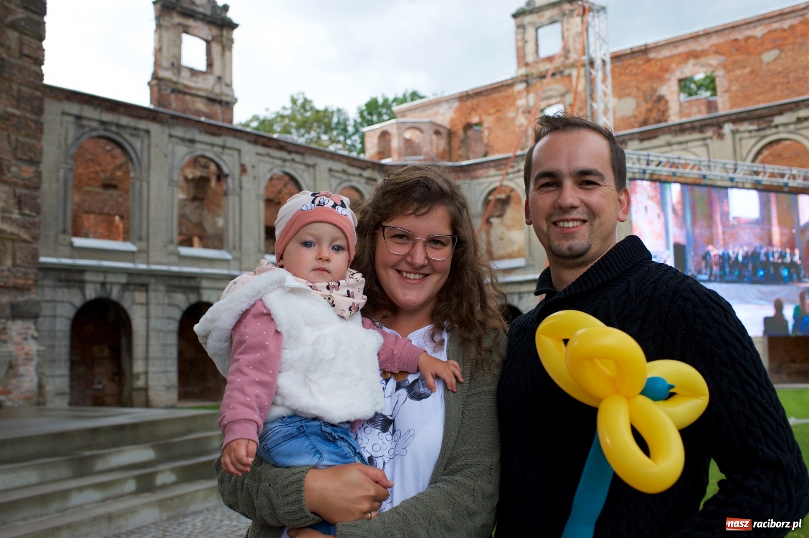 Zdjęcie w galerii na portalu naszraciborz.pl: Tworkowski piknik przy zamku zakończony fire show [FOTO] wiadomości z regionu