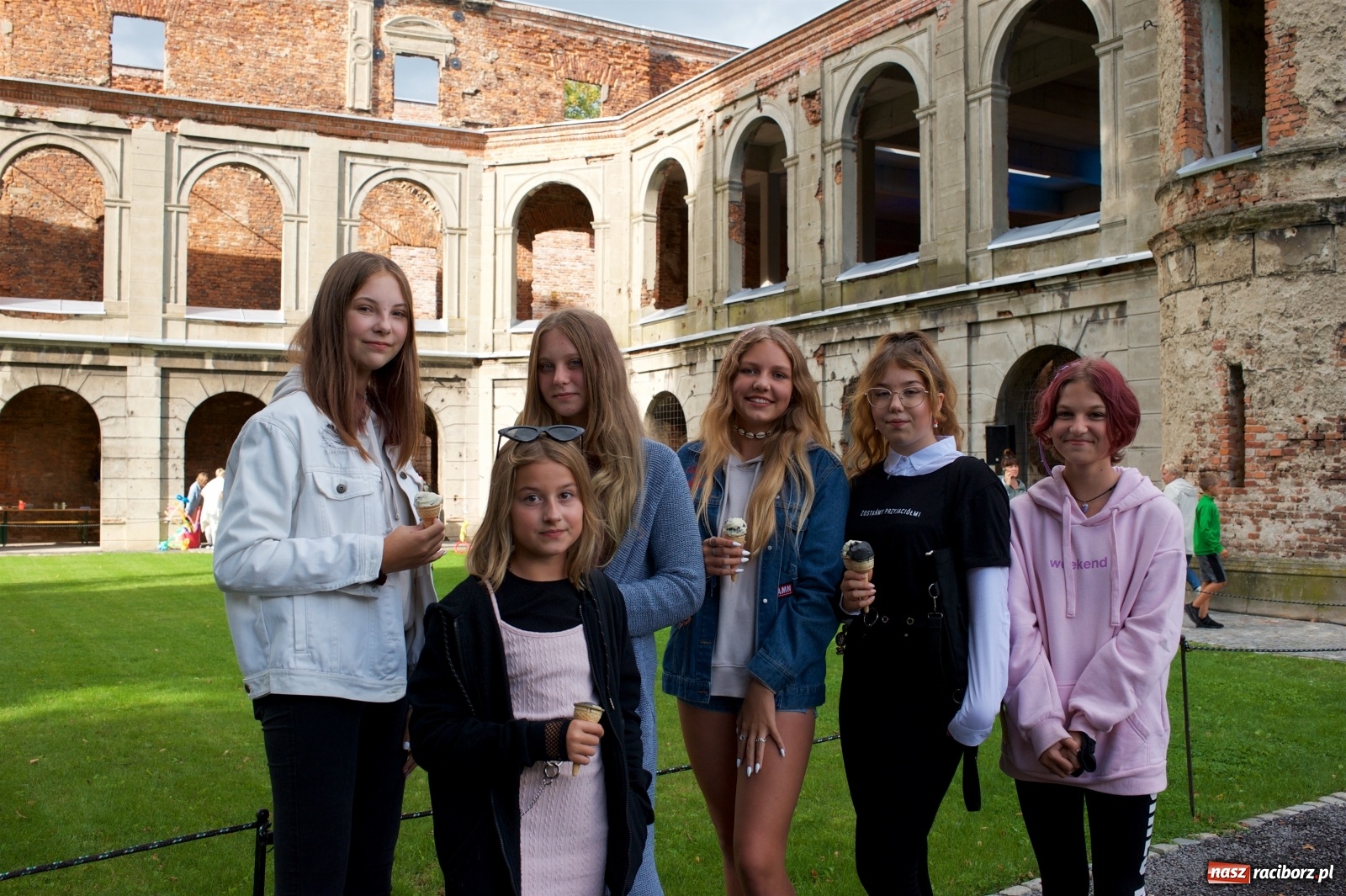 Zdjęcie w galerii na portalu naszraciborz.pl: Tworkowski piknik przy zamku zakończony fire show [FOTO] wiadomości z regionu