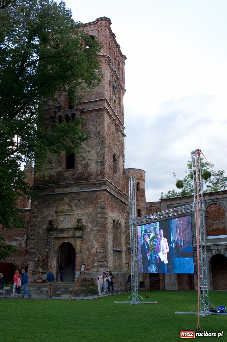 Zdjęcie w galerii na portalu naszraciborz.pl: Tworkowski piknik przy zamku zakończony fire show [FOTO] wiadomości z regionu