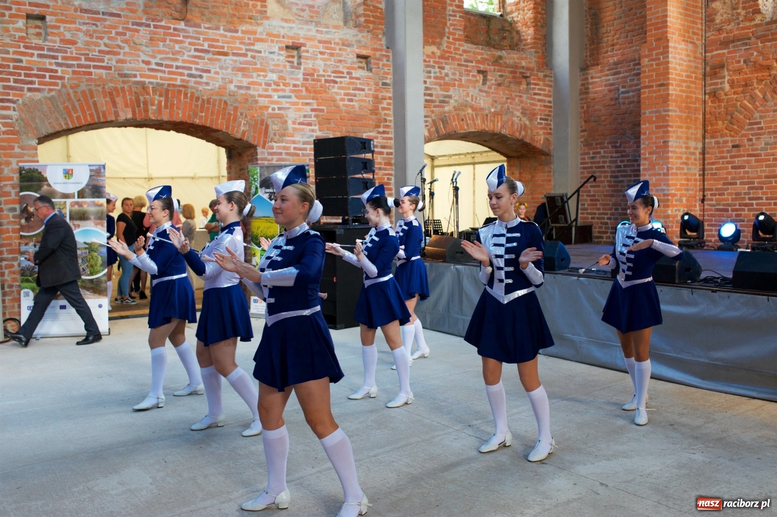 Zdjęcie w galerii na portalu naszraciborz.pl: Tworkowski piknik przy zamku zakończony fire show [FOTO] wiadomości z regionu