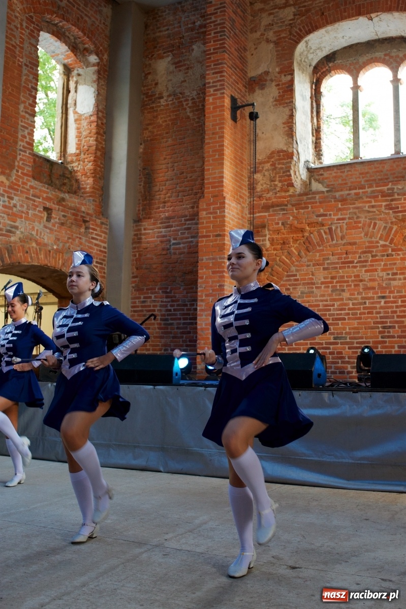 Zdjęcie w galerii na portalu naszraciborz.pl: Tworkowski piknik przy zamku zakończony fire show [FOTO] wiadomości z regionu