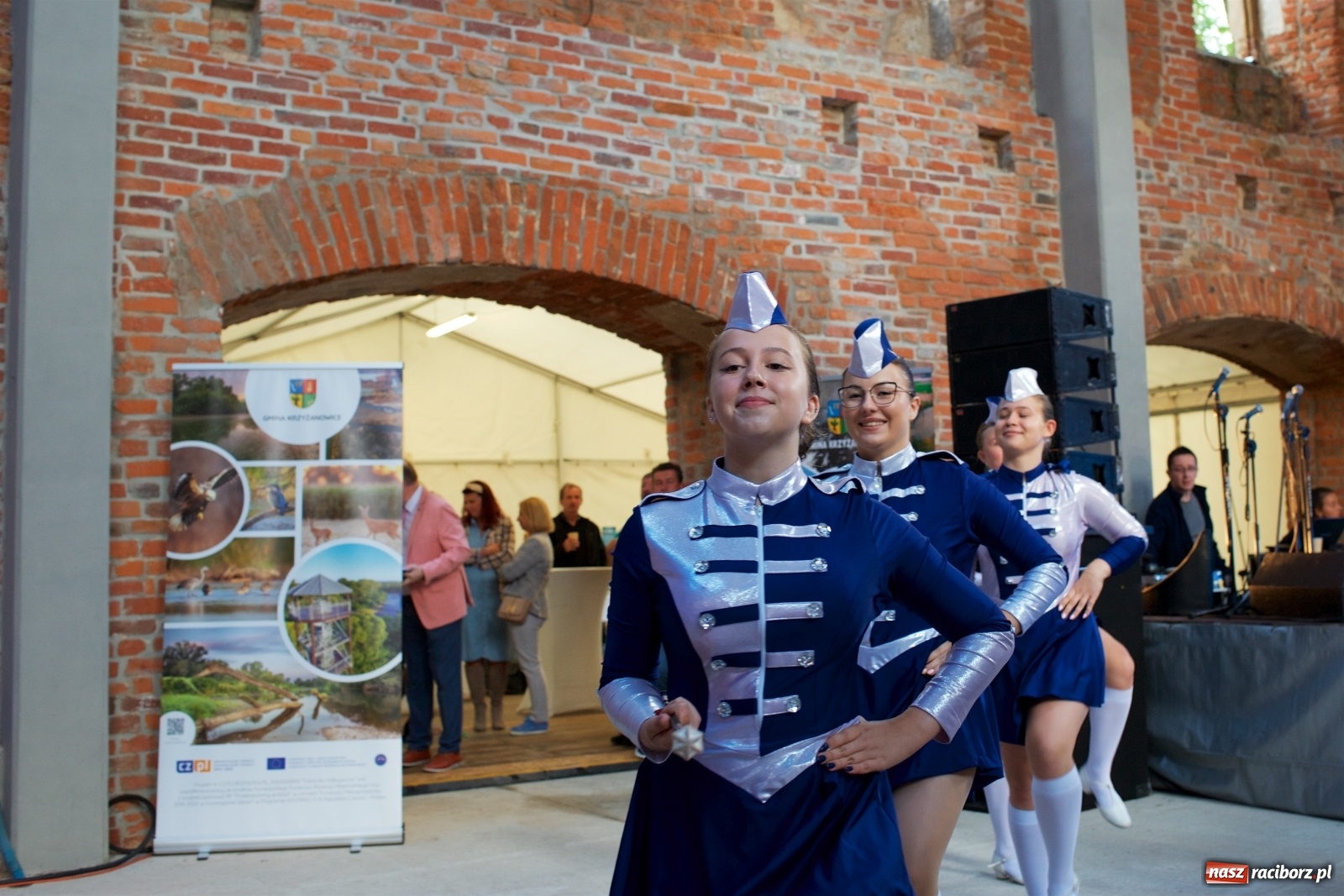 Zdjęcie w galerii na portalu naszraciborz.pl: Tworkowski piknik przy zamku zakończony fire show [FOTO] wiadomości z regionu