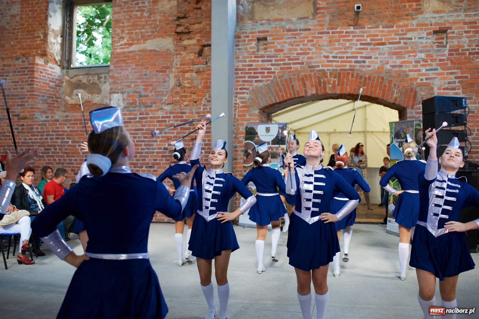 Zdjęcie w galerii na portalu naszraciborz.pl: Tworkowski piknik przy zamku zakończony fire show [FOTO] wiadomości z regionu