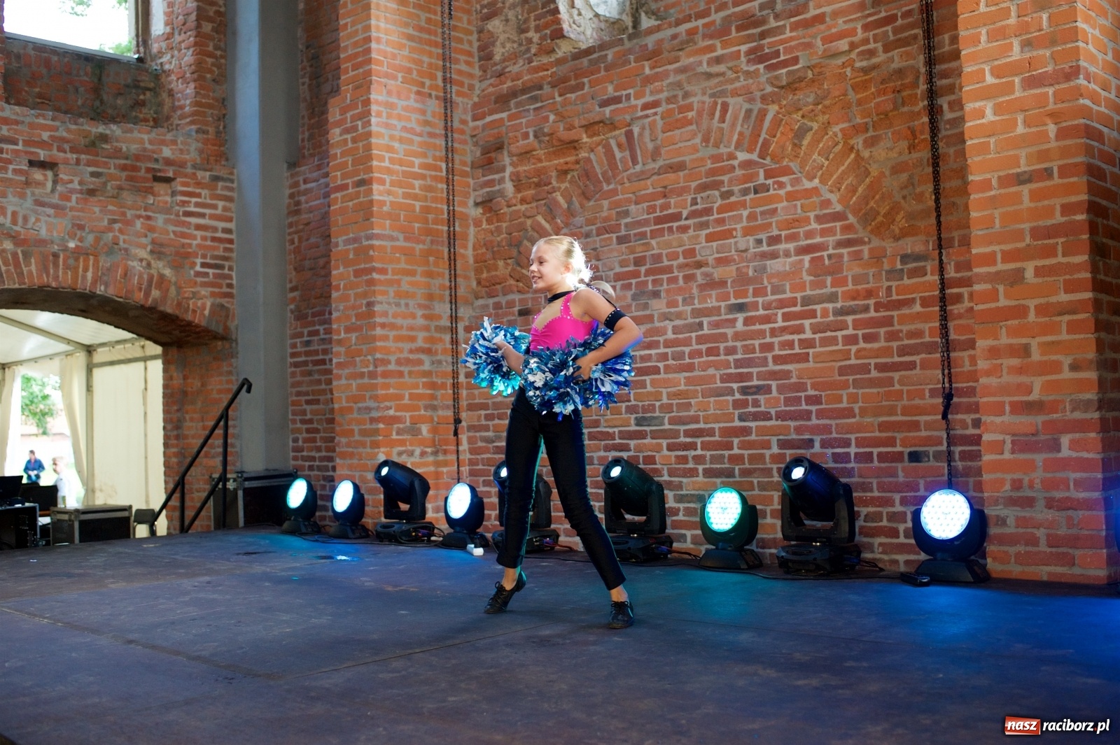 Zdjęcie w galerii na portalu naszraciborz.pl: Tworkowski piknik przy zamku zakończony fire show [FOTO] wiadomości z regionu