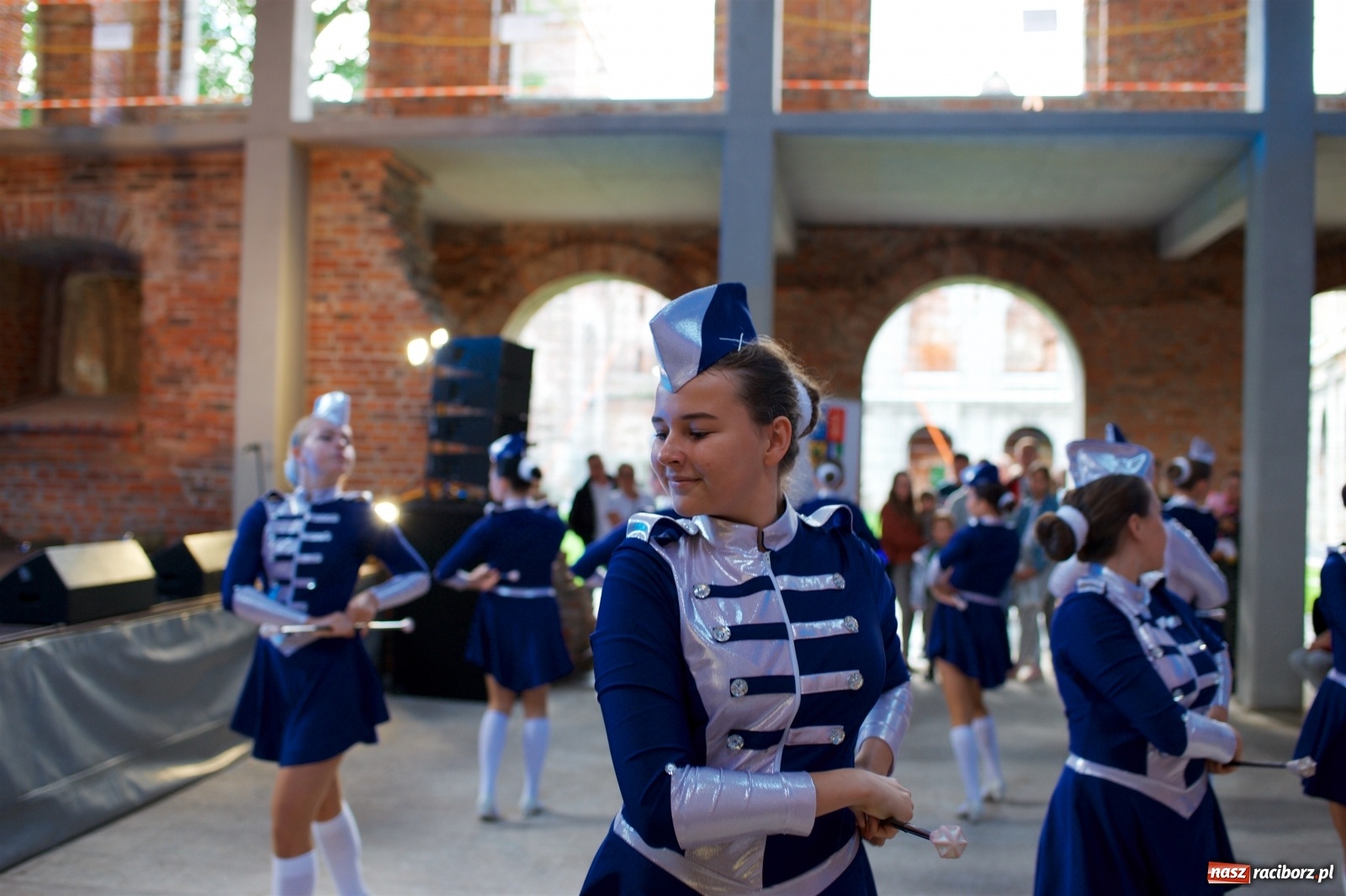 Zdjęcie w galerii na portalu naszraciborz.pl: Tworkowski piknik przy zamku zakończony fire show [FOTO] wiadomości z regionu