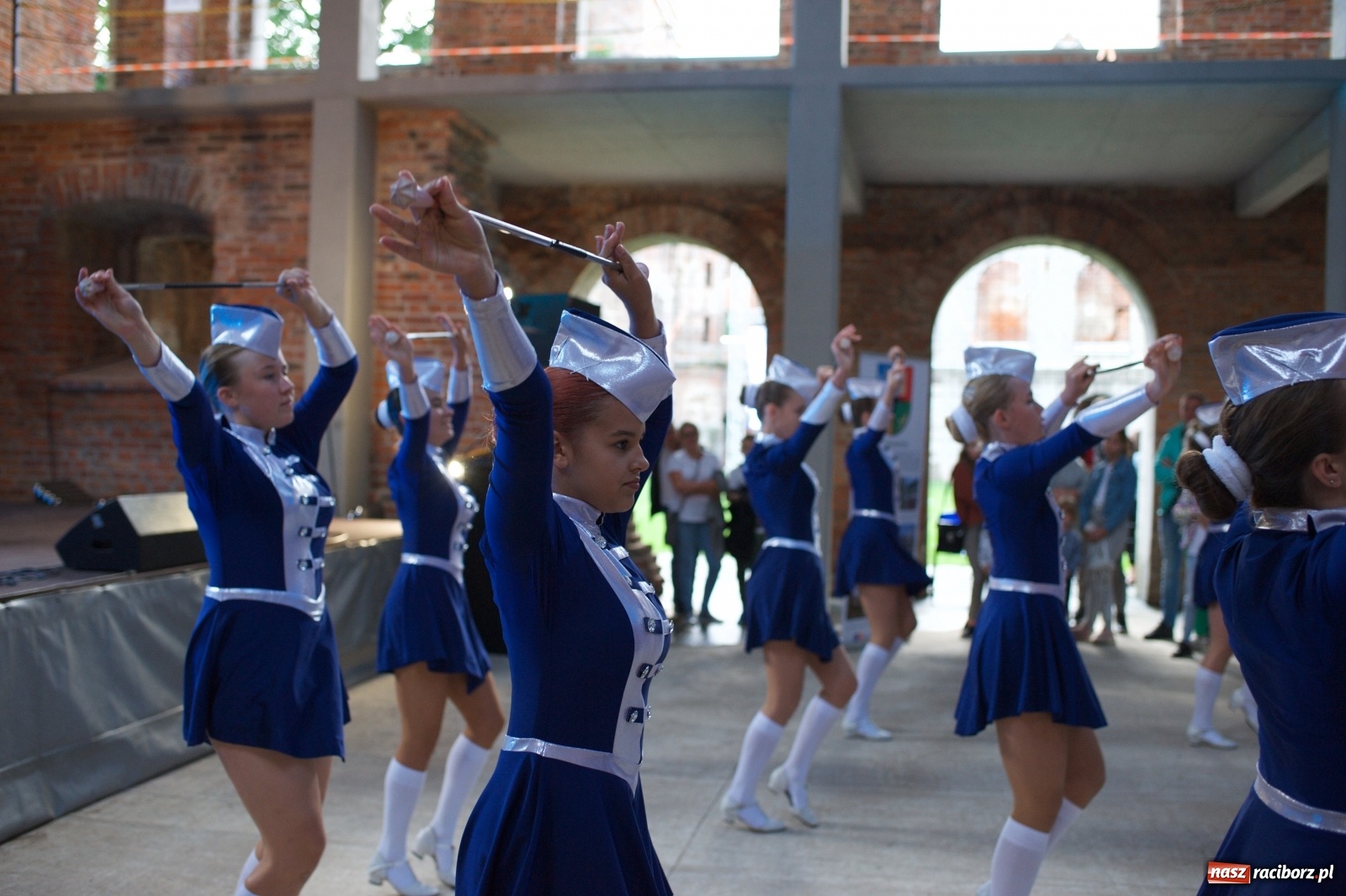 Zdjęcie w galerii na portalu naszraciborz.pl: Tworkowski piknik przy zamku zakończony fire show [FOTO] wiadomości z regionu