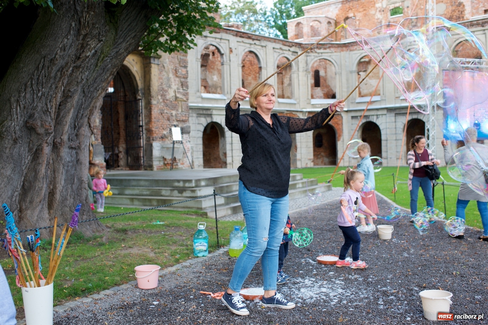 Zdjęcie w galerii na portalu naszraciborz.pl: Tworkowski piknik przy zamku zakończony fire show [FOTO] wiadomości z regionu
