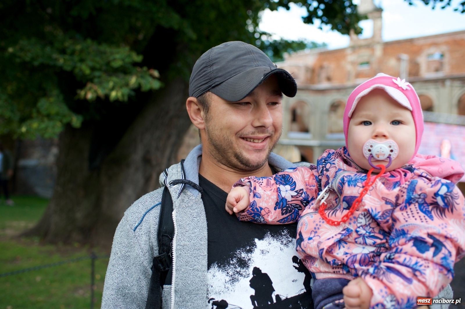 Zdjęcie w galerii na portalu naszraciborz.pl: Tworkowski piknik przy zamku zakończony fire show [FOTO] wiadomości z regionu