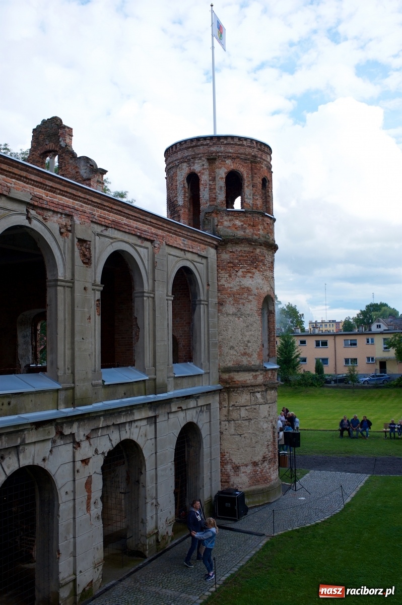 Zdjęcie w galerii na portalu naszraciborz.pl: Tworkowski piknik przy zamku zakończony fire show [FOTO] wiadomości z regionu