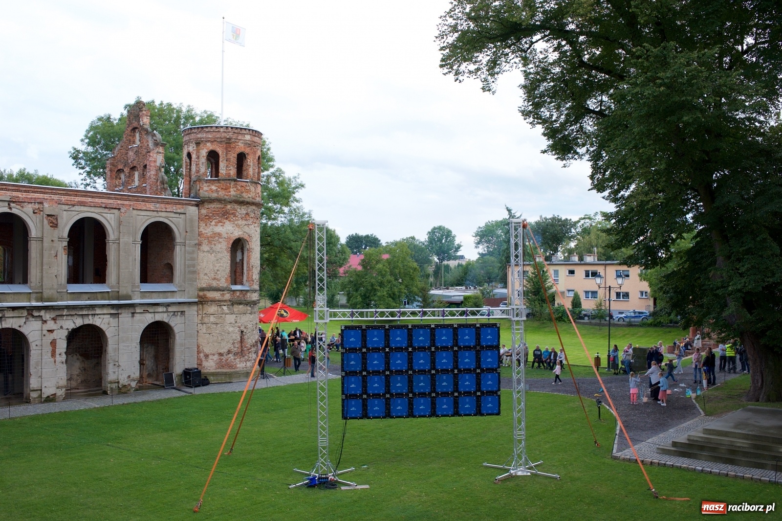 Zdjęcie w galerii na portalu naszraciborz.pl: Tworkowski piknik przy zamku zakończony fire show [FOTO] wiadomości z regionu
