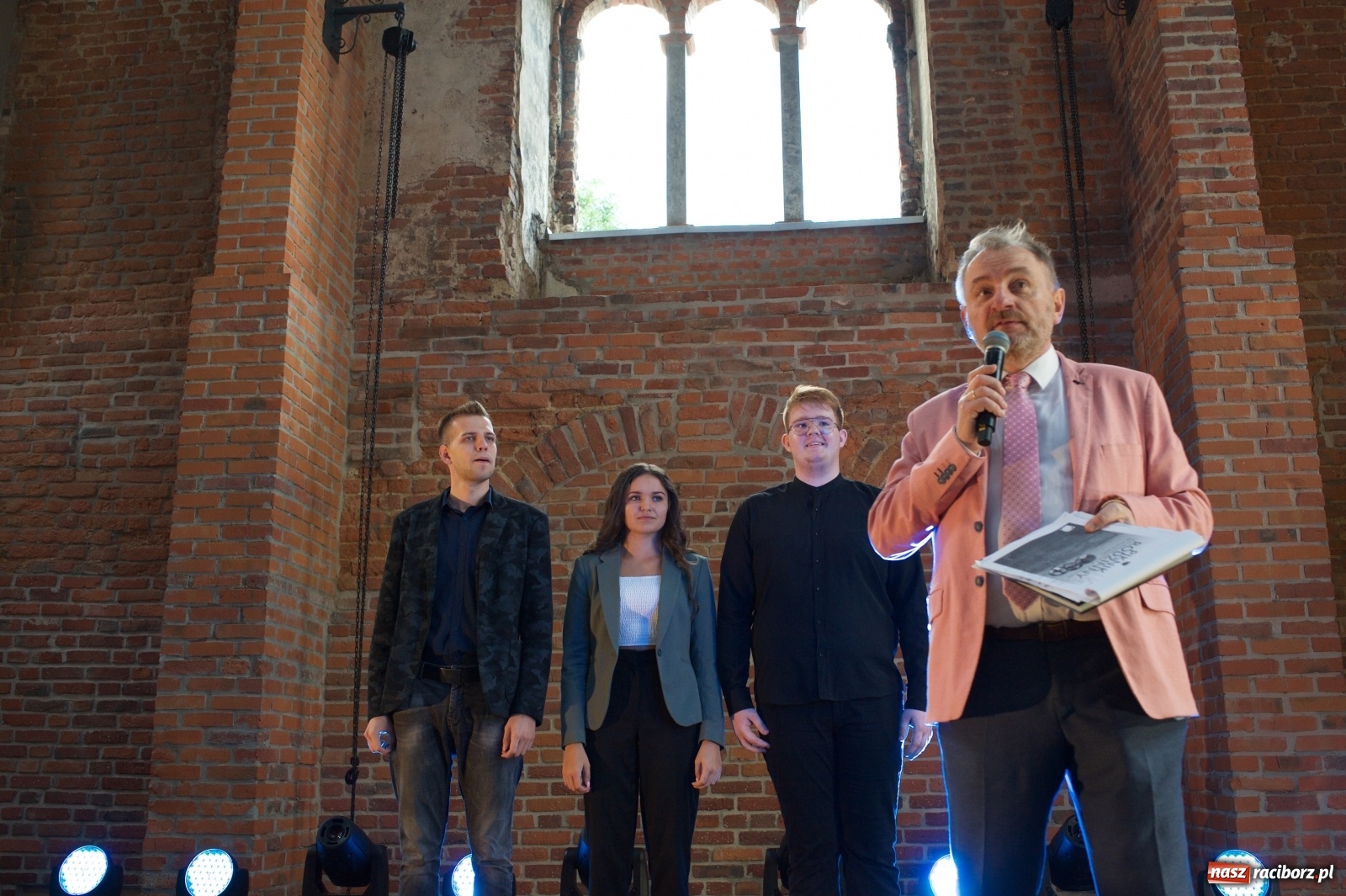 Zdjęcie w galerii na portalu naszraciborz.pl: Tworkowski piknik przy zamku zakończony fire show [FOTO] wiadomości z regionu