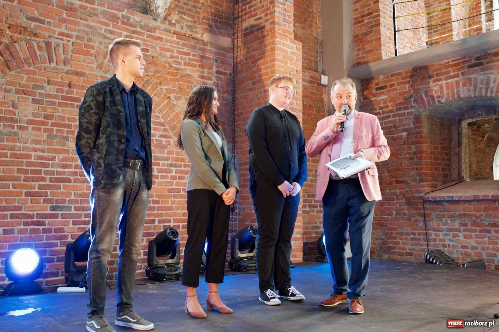 Zdjęcie w galerii na portalu naszraciborz.pl: Tworkowski piknik przy zamku zakończony fire show [FOTO] wiadomości z regionu