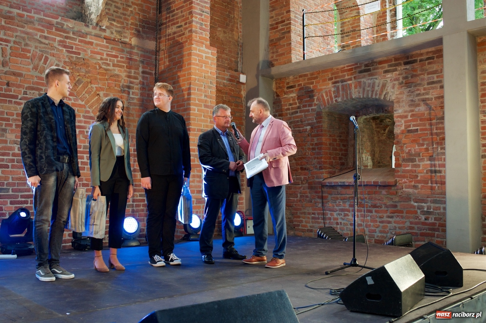 Zdjęcie w galerii na portalu naszraciborz.pl: Tworkowski piknik przy zamku zakończony fire show [FOTO] wiadomości z regionu