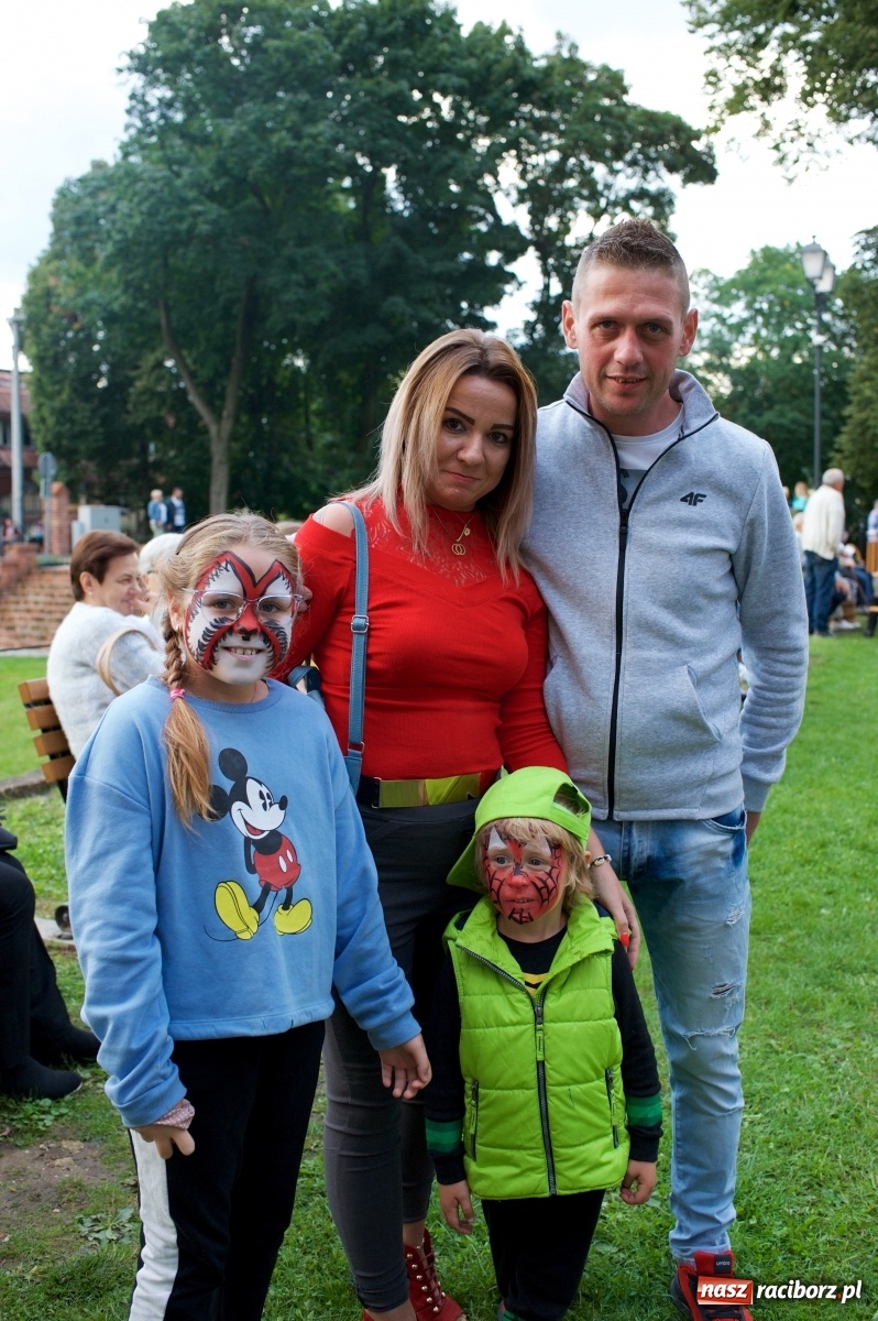 Zdjęcie w galerii na portalu naszraciborz.pl: Tworkowski piknik przy zamku zakończony fire show [FOTO] wiadomości z regionu