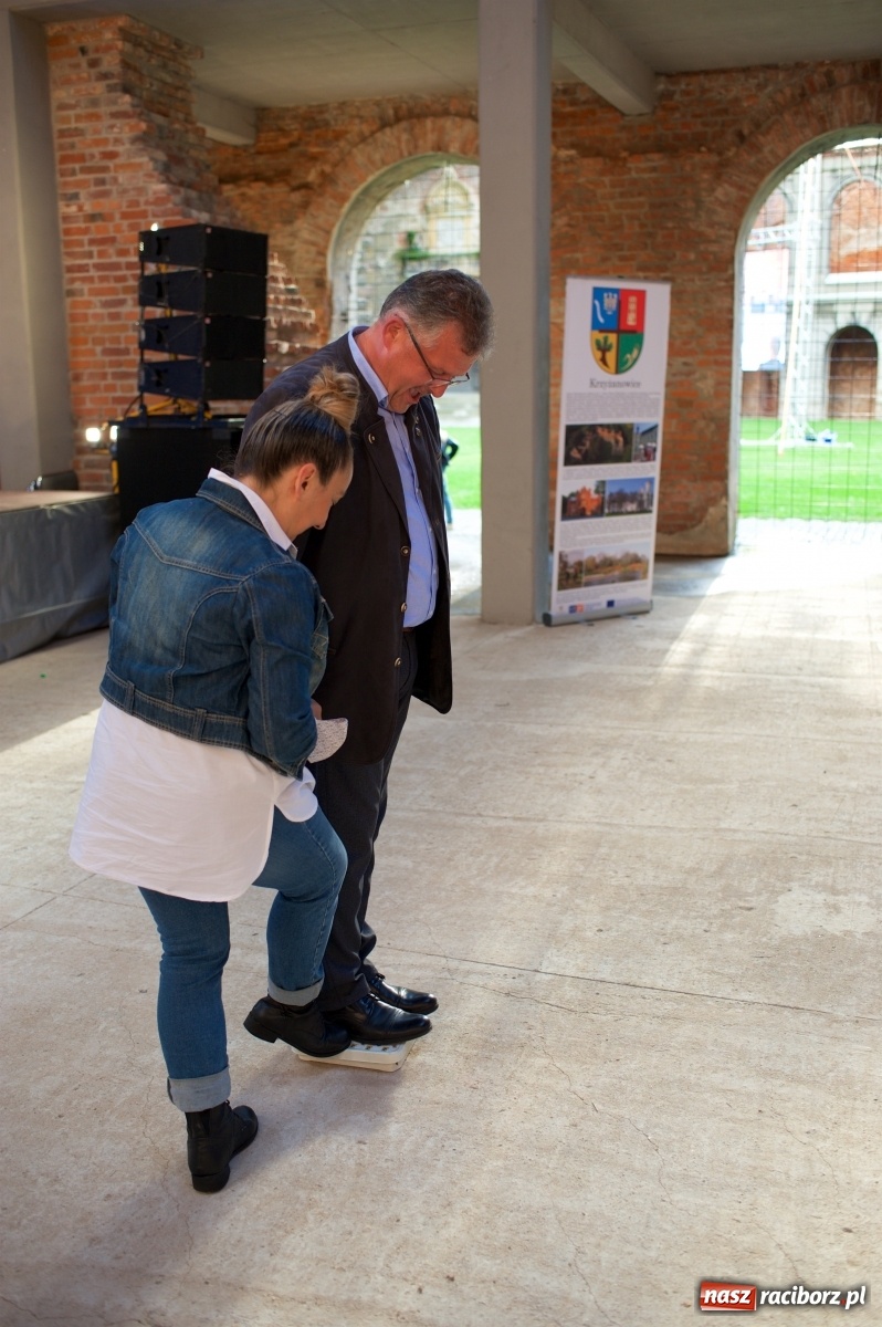 Zdjęcie w galerii na portalu naszraciborz.pl: Tworkowski piknik przy zamku zakończony fire show [FOTO] wiadomości z regionu