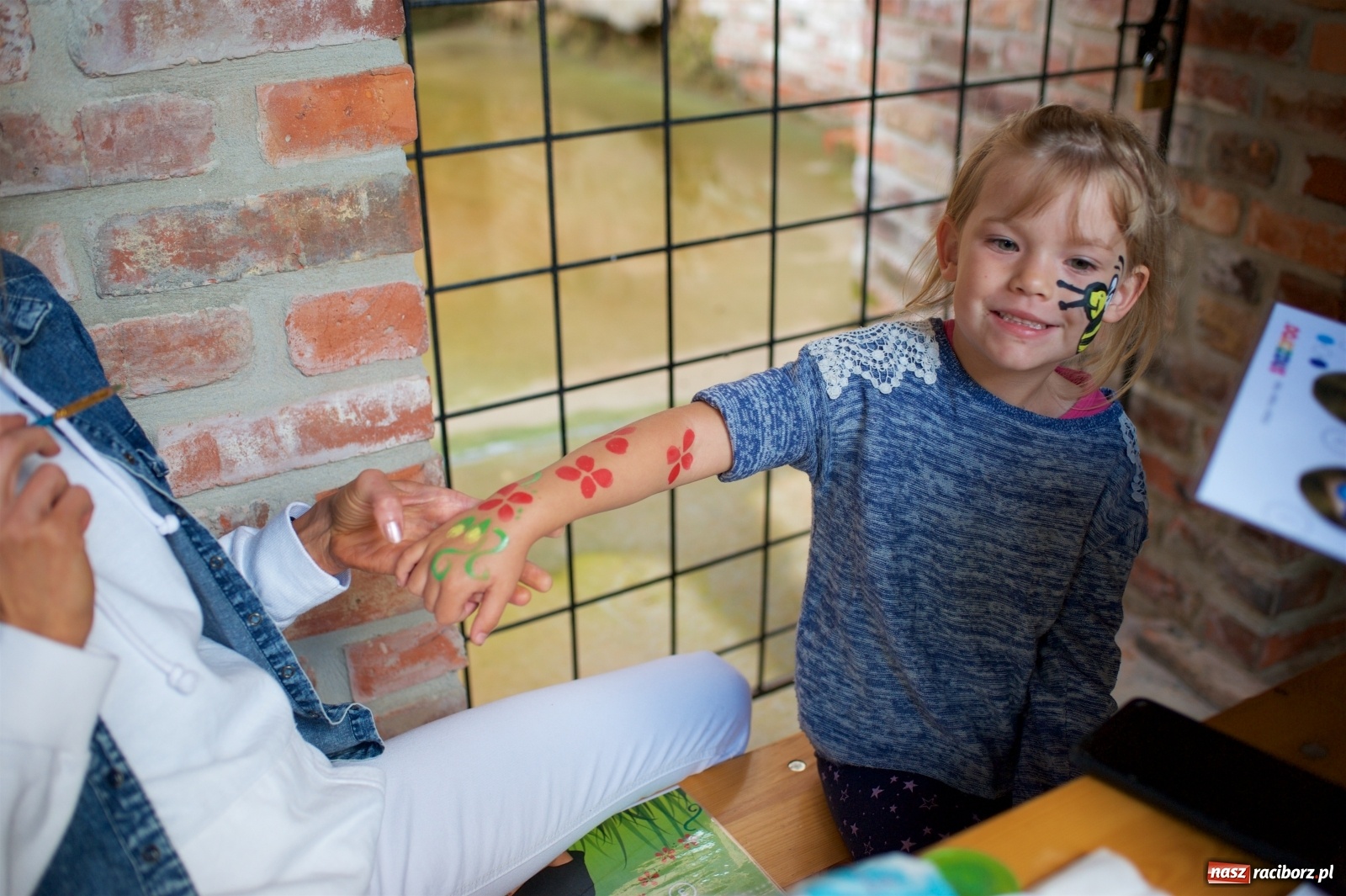 Zdjęcie w galerii na portalu naszraciborz.pl: Tworkowski piknik przy zamku zakończony fire show [FOTO] wiadomości z regionu