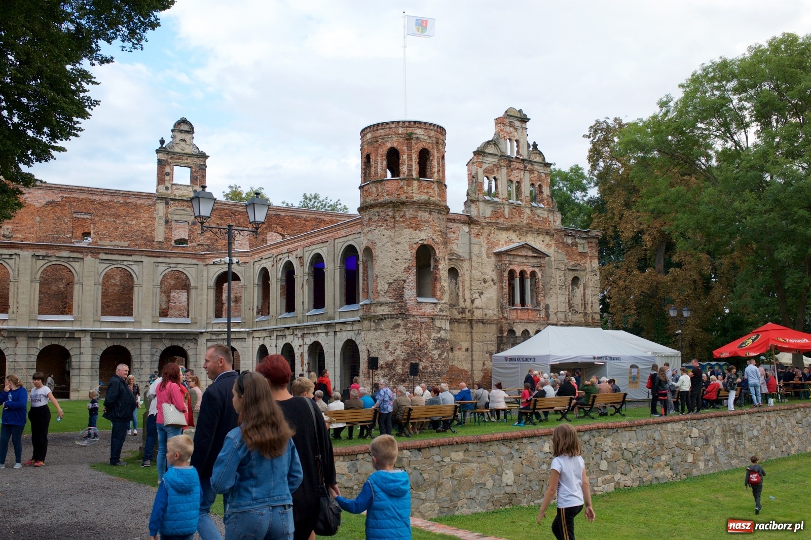 Zdjęcie w galerii na portalu naszraciborz.pl: Tworkowski piknik przy zamku zakończony fire show [FOTO] wiadomości z regionu