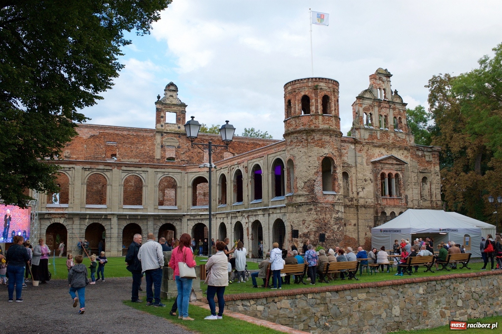 Zdjęcie w galerii na portalu naszraciborz.pl: Tworkowski piknik przy zamku zakończony fire show [FOTO] wiadomości z regionu