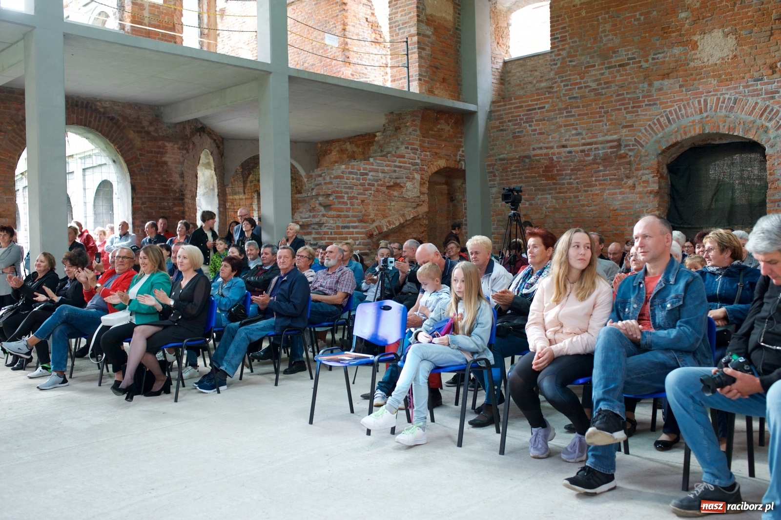 Zdjęcie w galerii na portalu naszraciborz.pl: Tworkowski piknik przy zamku zakończony fire show [FOTO] wiadomości z regionu
