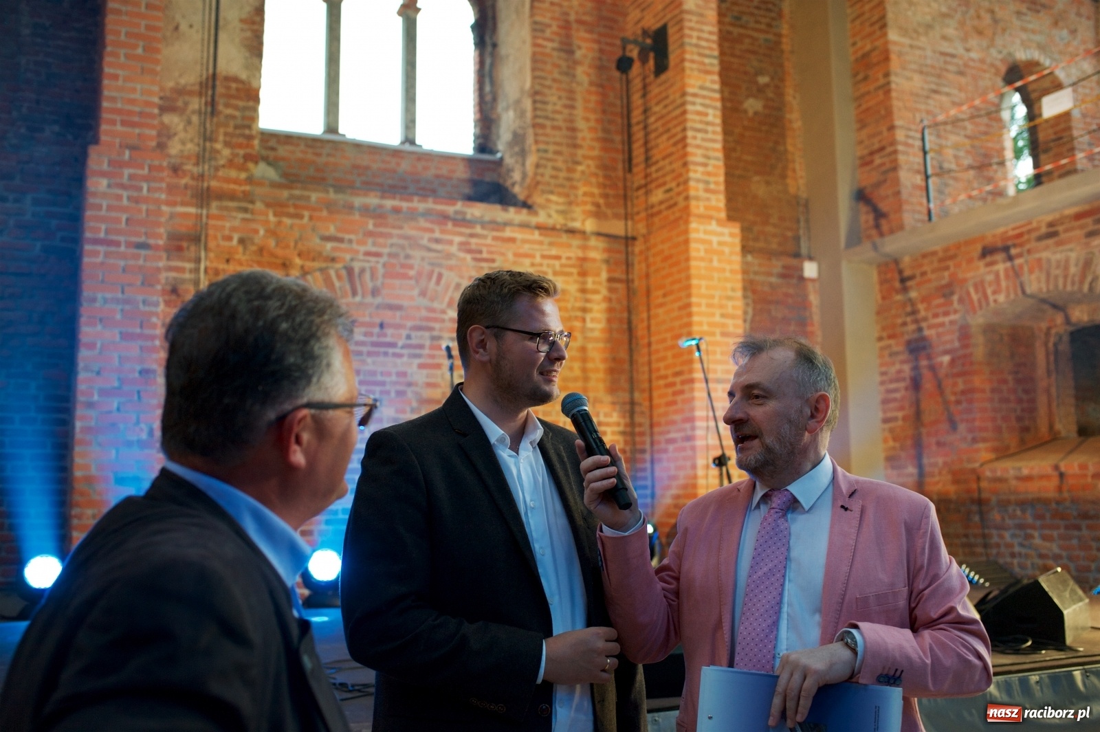 Zdjęcie w galerii na portalu naszraciborz.pl: Tworkowski piknik przy zamku zakończony fire show [FOTO] wiadomości z regionu