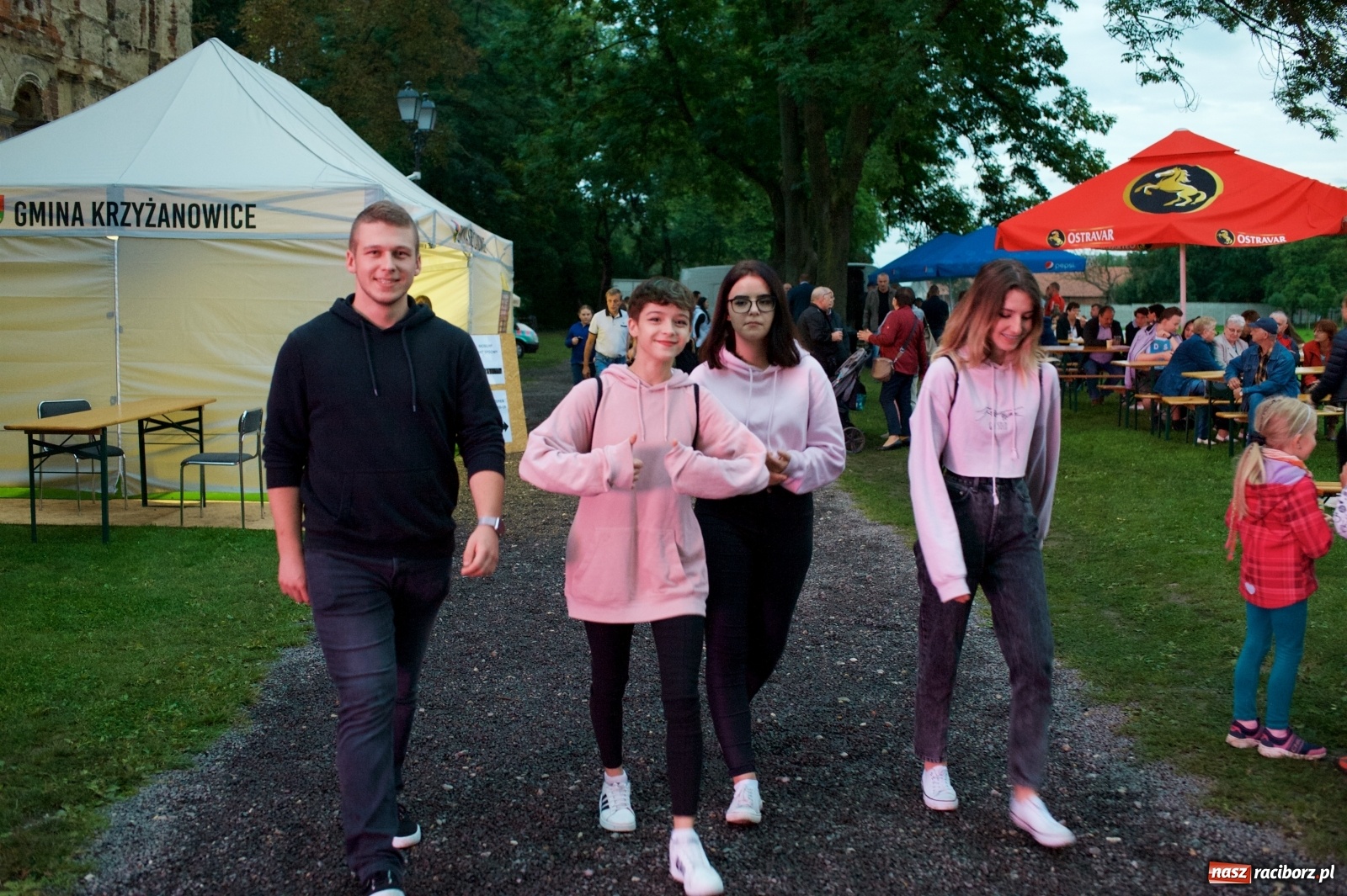 Zdjęcie w galerii na portalu naszraciborz.pl: Tworkowski piknik przy zamku zakończony fire show [FOTO] wiadomości z regionu